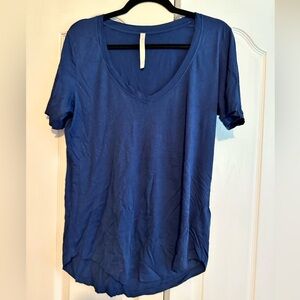The Group Babaton Aritzia deep blue v-neck t-shirt M
